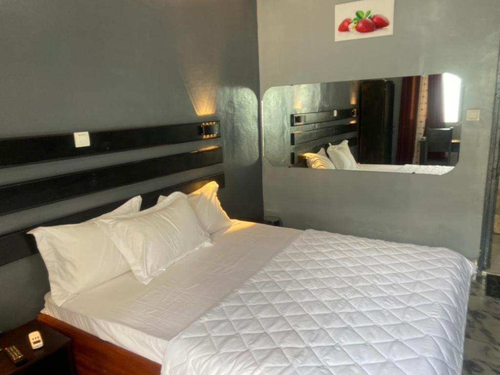 Sunrise Center Bonapriso 111 Hotel Douala Bagian luar foto