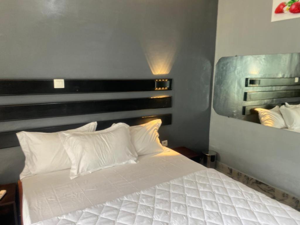 Sunrise Center Bonapriso 111 Hotel Douala Bagian luar foto