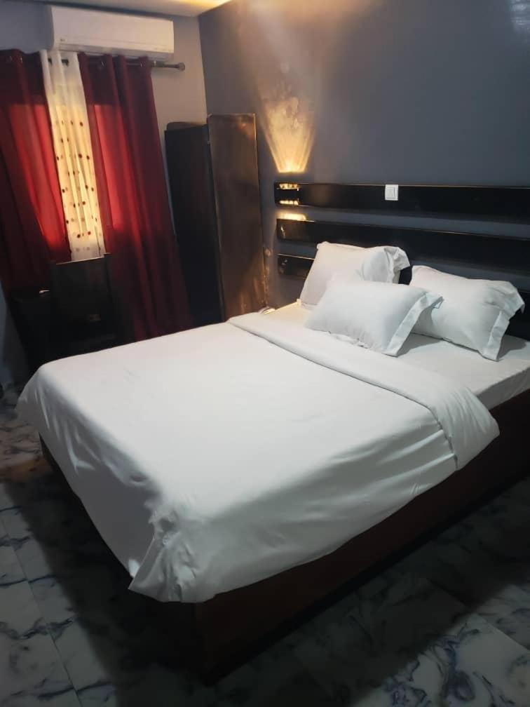 Sunrise Center Bonapriso 111 Hotel Douala Bagian luar foto