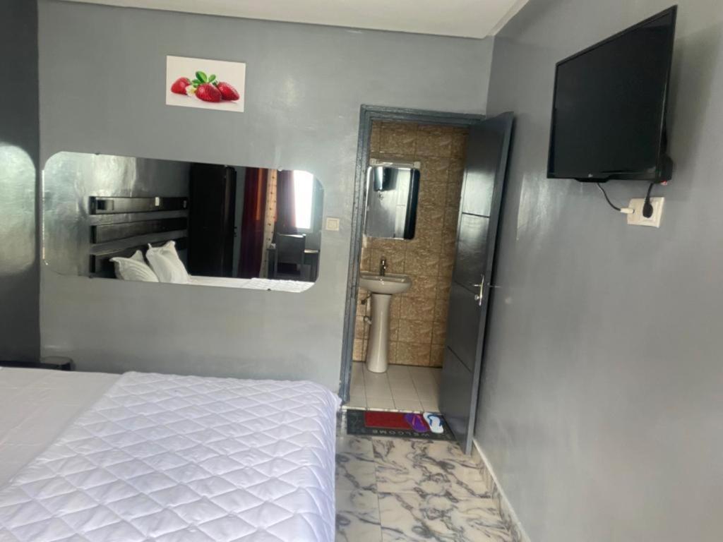 Sunrise Center Bonapriso 111 Hotel Douala Bagian luar foto